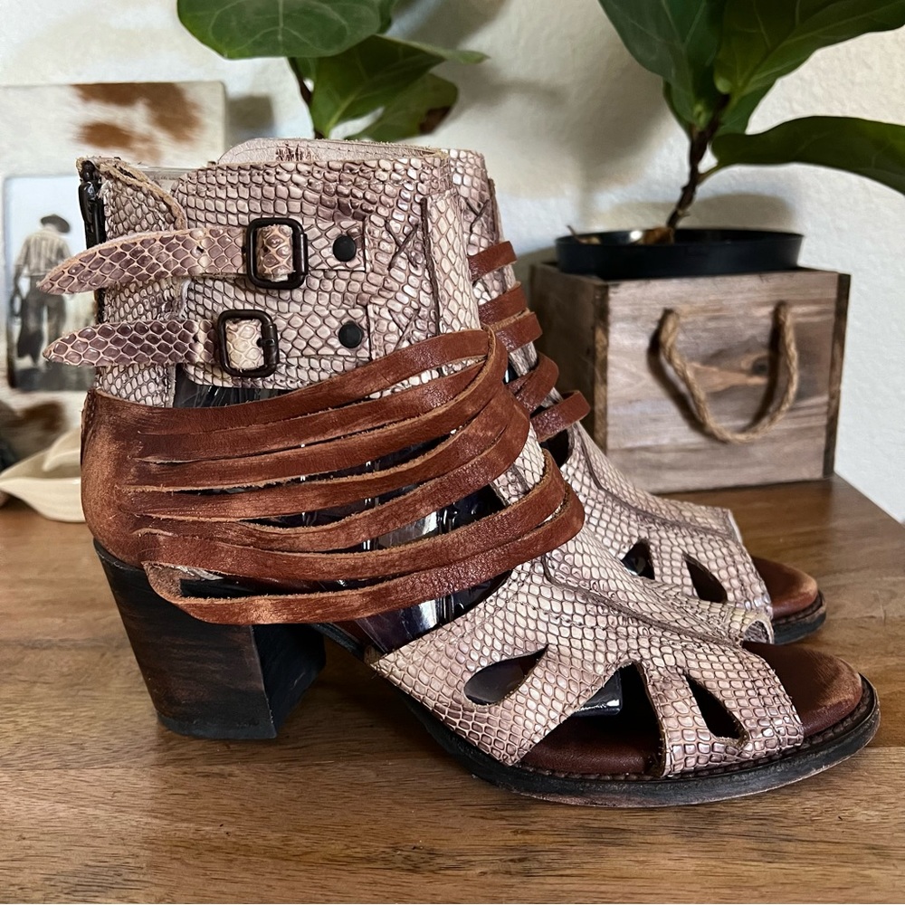 Freebird by Steven Size 7 Nest Heeled Sandal Boho Beige Multi  Size 9